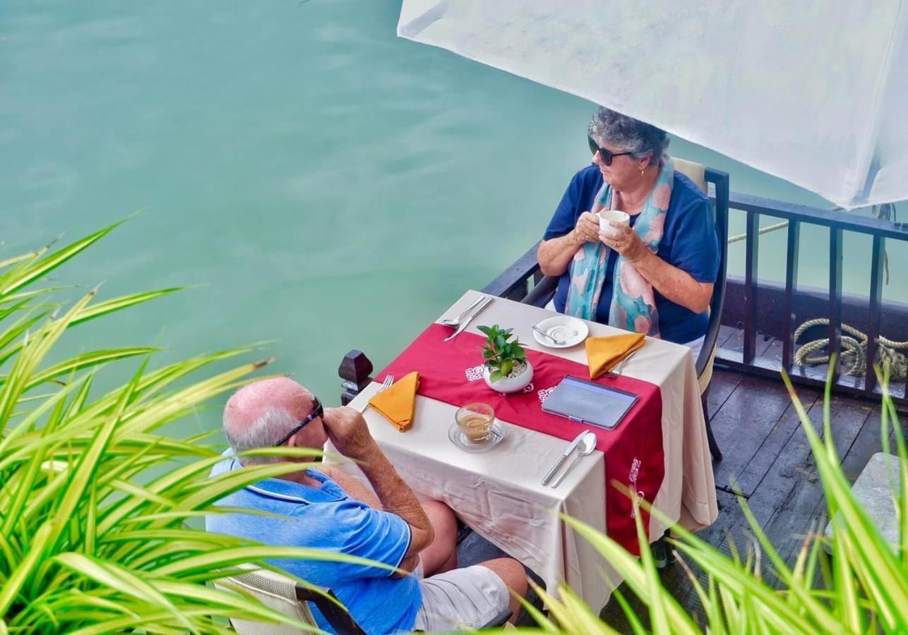 Little Riverside Hoi An . A Luxury Hotel & Spa Bagian luar foto A couple at a restaurant